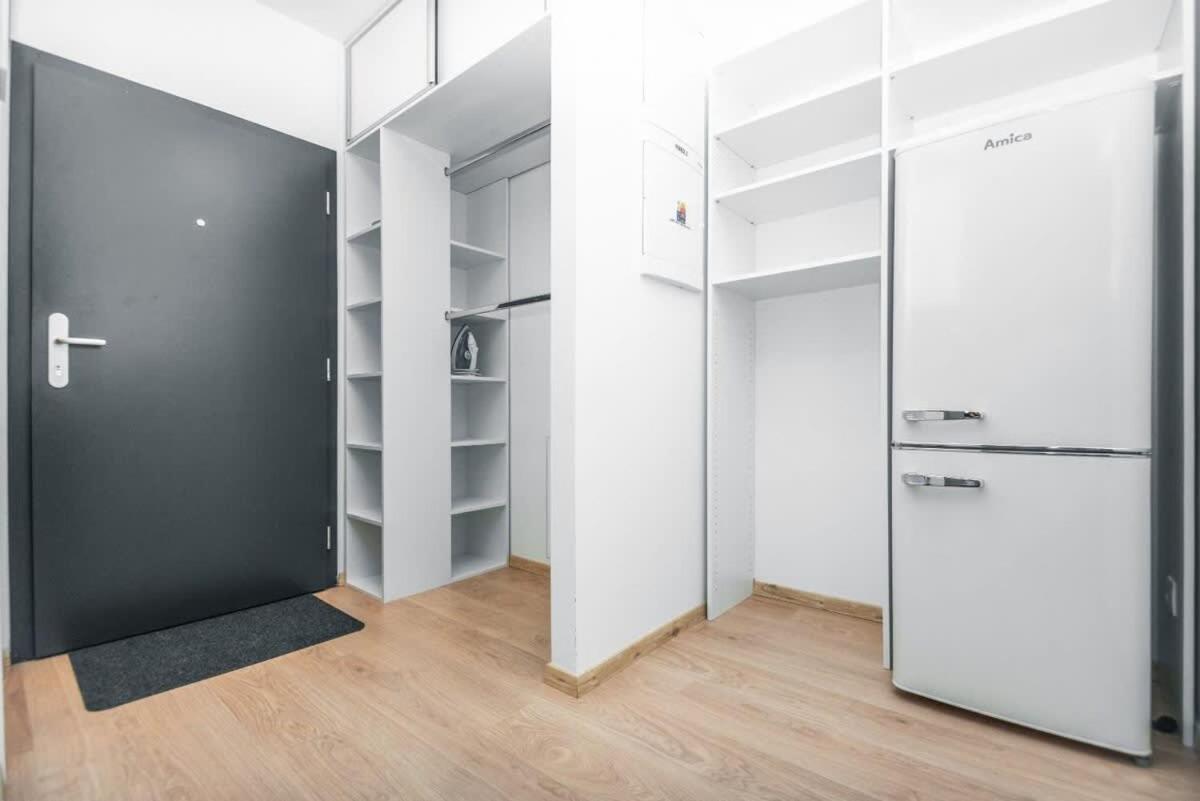 Center - Modern & Elegant Pressburg
